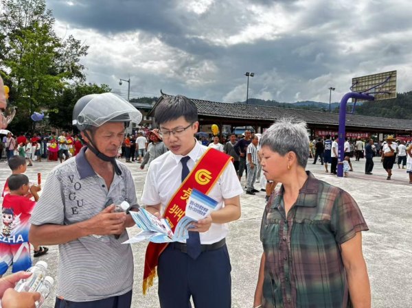 专业股票配资论坛 筑牢“钱盾”守护“钱袋”——贵州银行黔东南分行开展反洗钱宣传活动