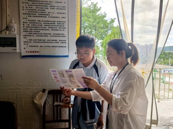 配资知识网配资 中国民生银行贵阳诚信北路支行走进校园开展反假货币宣传活动