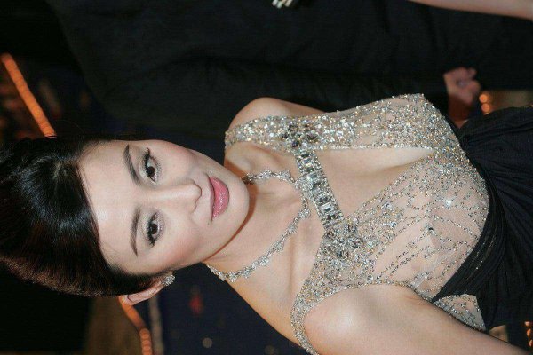 昆明配资平台 张敏抹胸装生图流出！瘦到肋骨突出，网友：看着都心疼